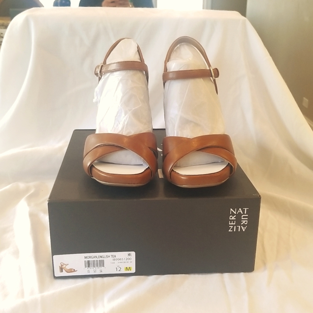 Naturalizer tan sandal